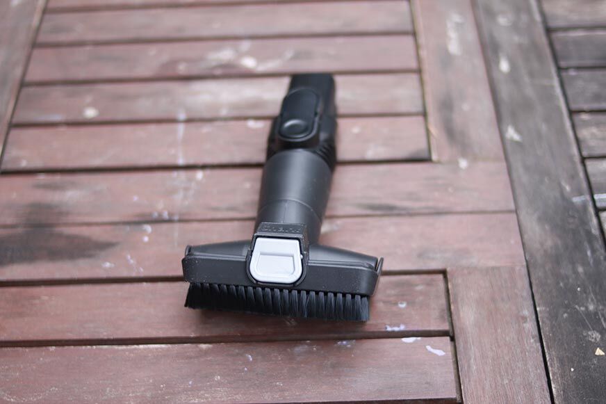 You can see the 2-in-1 upholstery and dust nozzle of the Shark Anti Hair Wrap Flexology. 